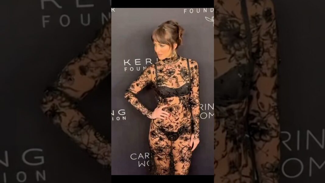 Dakota Johnson is not afraid of showing off her lace dress on the keeping carpet !